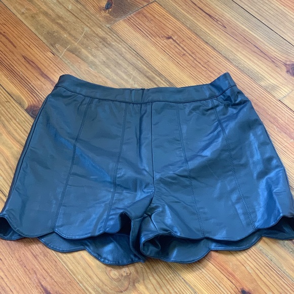 Adorable faux leather scallop shorts - Picture 1 of 5